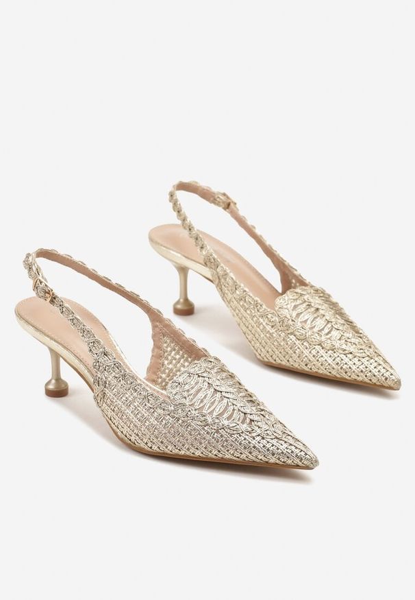 Renee - Złote Sandały na Szpilce z Geometrycznym Zdobieniem Typu Slingback Nevonira. Zapięcie: sprzączka. Kolor: złoty. Wzór: aplikacja, geometria. Obcas: na szpilce. Styl: klasyczny, elegancki