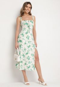 Born2be - Biało-Zielona Taliowana Sukienka w Kwiaty Ozdobiona Wiązaniem Firavire. Okazja: na co dzień. Kolor: zielony. Wzór: aplikacja, kwiaty. Sezon: wiosna, lato. Typ sukienki: sportowe. Styl: casual, sportowy #1