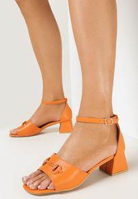 Born2be - Pomarańczowe Sandały na Niskim Słupku z Kwadratowym Noskiem i Klamerką Coraial. Kolor: pomarańczowy. Obcas: na słupku #2