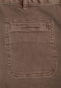 Born2be - Brązowe Bawełniane Jeansy o Szerokim Kroju z Wysokim Stanem Kyltyse. Okazja: do pracy, na co dzień. Stan: podwyższony. Kolor: brązowy. Długość: krótkie. Styl: casual #3