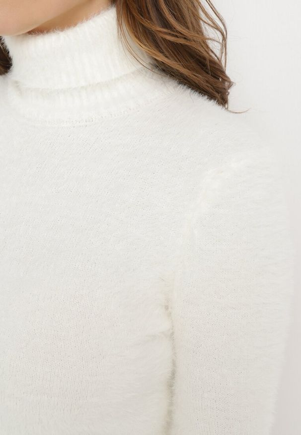 Born2be - Biały Elastyczny Golf z Wełną i Ściągaczami Ozdobiony Długim Włosem Alussone. Typ kołnierza: golf. Kolor: biały. Materiał: wełna. Długość rękawa: długi rękaw. Długość: długie. Wzór: aplikacja