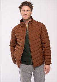Volcano - Krótka kurtka pikowana J‑MODERO. Typ kołnierza: kołnierzyk stójkowy. Kolekcja: plus size. Kolor: brązowy. Materiał: włókno, dzianina, tkanina, poliester. Długość: krótkie. Sezon: jesień, wiosna. Styl: klasyczny