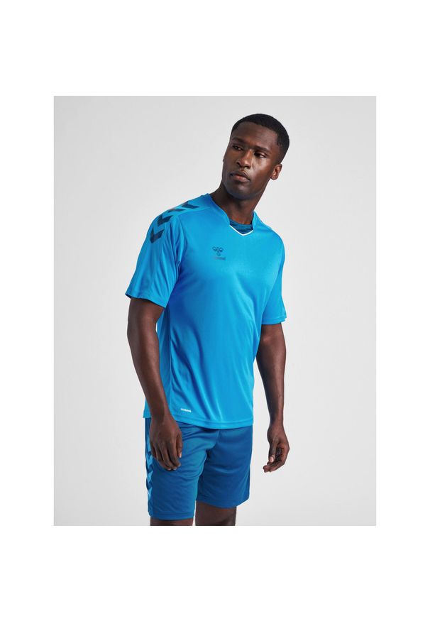 Koszulka piłkarska z krótkim rękawem męska Hummel Core XK Poly Jersey S/S. Kolor: niebieski. Materiał: jersey. Długość rękawa: krótki rękaw. Długość: krótkie. Sport: piłka nożna