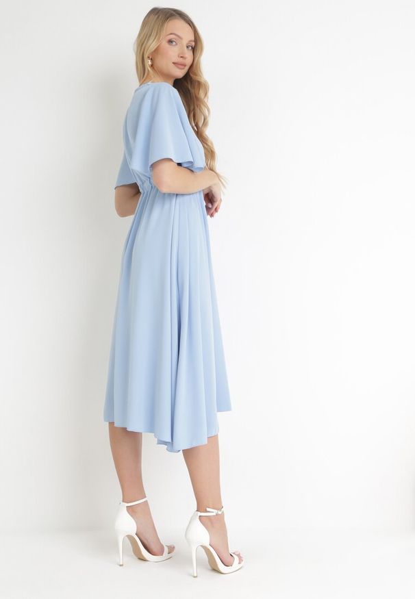 Born2be - Niebieska Rozkloszowana Sukienka Midi z Kopertowym Dekoltem i Gumką w Talii Muntani. Kolor: niebieski. Długość rękawa: krótki rękaw. Typ sukienki: kopertowe. Długość: midi