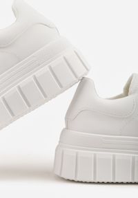 Born2be - Białe Sneakersy VICES na Grubej Tłoczonej Podeszwie z Perforacją Diomerine. Okazja: na co dzień. Kolor: biały. Materiał: dzianina, dresówka #8