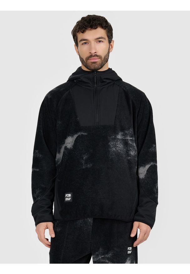 4f - 4F Polar loose z kapturem męski - czarny L. Typ kołnierza: kaptur. Kolor: czarny. Materiał: polar. Długość rękawa: raglanowy rękaw. Wzór: nadruk. Sport: snowboard, narciarstwo
