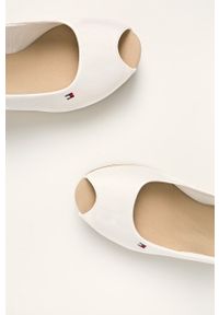 TOMMY HILFIGER - Tommy Hilfiger sandały damskie kolor biały na koturnie. Nosek buta: okrągły. Zapięcie: klamry. Kolor: biały. Obcas: na koturnie #2