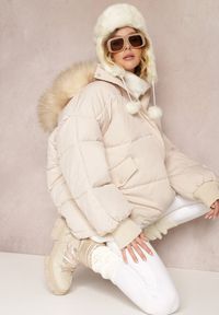 Renee - Beżowa Kurtka Oversize z Futrzanym Kapturem Haduni. Kolor: beżowy. Materiał: futro. Długość rękawa: długi rękaw. Długość: długie. Wzór: aplikacja. Sezon: zima