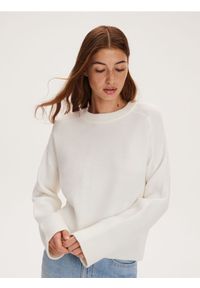 Reserved - Gładki sweter - złamana biel. Materiał: dzianina, wiskoza. Wzór: gładki