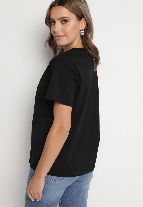 Born2be - Czarny T-shirt Bawełniany z Napisem i Perełkami Nalinor. Okazja: na co dzień. Kolor: czarny. Materiał: bawełna. Wzór: napisy. Styl: casual, elegancki