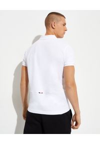 MONCLER - Biały t-shirt polo. Typ kołnierza: polo. Kolor: biały. Materiał: bawełna. Wzór: aplikacja. Styl: klasyczny #4