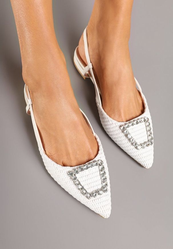 Renee - Białe Sandały Slingback na Płaskiej Podeszwie z Klamrą i Cyrkoniami Nonithiel. Okazja: na co dzień. Zapięcie: klamry. Kolor: biały. Wzór: aplikacja. Sezon: lato. Obcas: na płaskiej podeszwie. Styl: casual, elegancki