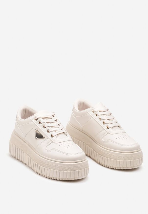 Renee - Beżowe Sneakersy na Wysokiej Platformie Ozdobione Aplikacją z Boku Letcese. Nosek buta: okrągły. Zapięcie: sznurówki. Kolor: beżowy. Materiał: materiał. Wzór: aplikacja. Obcas: na platformie. Wysokość obcasa: średni