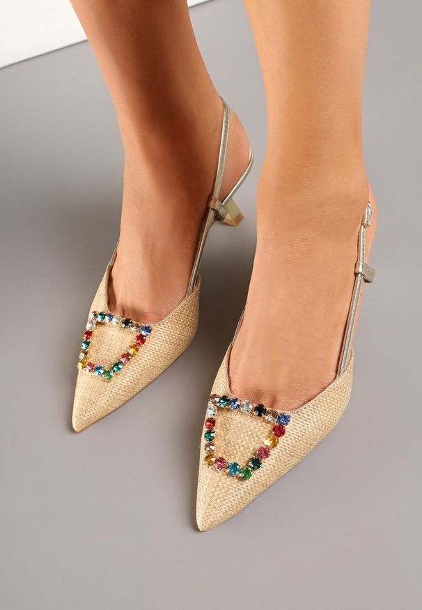 Renee - Złote Sandały Slingback na Kaczuszce z Tweedowymi Wstawkami i Cyrkoniami Nalivna. Okazja: na co dzień, na spotkanie biznesowe. Kolor: złoty. Obcas: na szpilce. Styl: elegancki, biznesowy, casual. Wysokość obcasa: niski