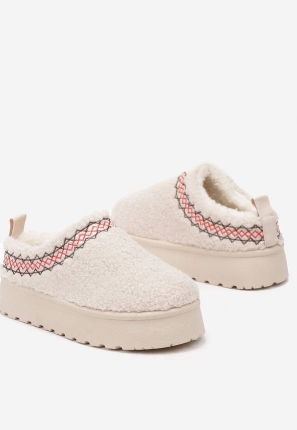 Born2be - Beżowe Śniegowce na Grubej Podeszwie Ozdobione Haftem Zinnalora. Okazja: na co dzień. Kolor: beżowy. Materiał: wełna, jeans. Wzór: haft, aplikacja. Sezon: zima. Styl: casual, elegancki