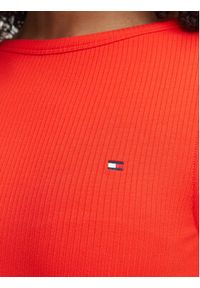 TOMMY HILFIGER - Tommy Hilfiger Sukienka codzienna WW0WW49312 Czerwony Regular Fit. Okazja: na co dzień. Kolor: czerwony. Materiał: syntetyk. Typ sukienki: proste. Styl: casual #5