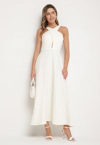 Born2be - Żółta Rozkloszowana Sukienka z Wiskozą i Dekoltem Typu Halter Dolienna. Typ kołnierza: dekolt halter. Kolor: żółty. Materiał: wiskoza. Typ sukienki: rozkloszowane. Styl: elegancki #5