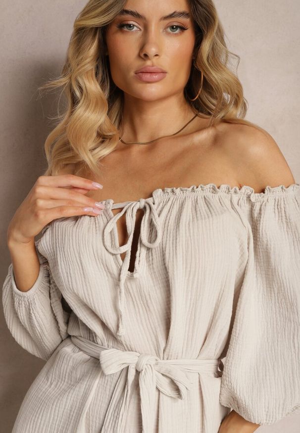 Renee - Jasnobeżowa Bawełniana Sukienka z Muślinu Wiązana przy Dekolcie z Paskiem i Gumką w Talii Tasda. Okazja: na co dzień. Typ kołnierza: dekolt hiszpanka. Kolor: beżowy. Materiał: bawełna. Typ sukienki: proste. Styl: casual