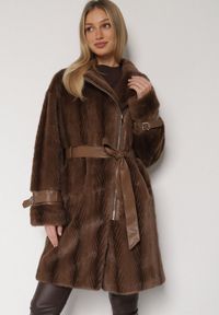 Born2be - Brązowy Futrzany Płaszcz z Wiązanym Paskiem i Ozdobnymi Sprzączkami Felryna. Okazja: na co dzień. Kolor: brązowy. Materiał: futro. Styl: klasyczny, casual, elegancki #1