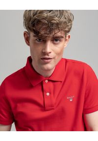 GANT - Czerwony t-shirt polo z bawełnianej piki. Typ kołnierza: polo. Kolor: czerwony. Materiał: bawełna. Wzór: aplikacja. Styl: klasyczny #4