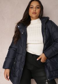 Renee - Granatowa Kurtka Pikowana Sabrino. Kolekcja: plus size. Kolor: niebieski. Materiał: materiał. Długość rękawa: długi rękaw. Długość: długie #5