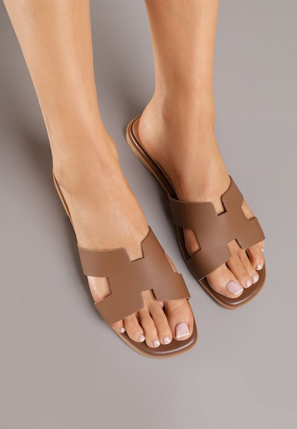 Born2be - Brązowe Klapki Vices z Geometryczną Cholewką Arlemia. Okazja: na spacer. Kolor: brązowy. Materiał: jeans. Wzór: geometria. Sezon: lato. Obcas: na płaskiej podeszwie