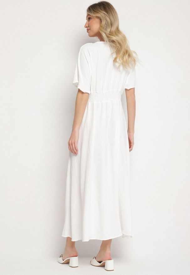 Born2be - Biała Rozkloszowana Sukienka z Gumką w Talii i Dekoltem w Serek Iffara. Okazja: na spotkanie biznesowe, do pracy, na co dzień. Typ kołnierza: dekolt w serek. Kolor: biały. Styl: casual, biznesowy