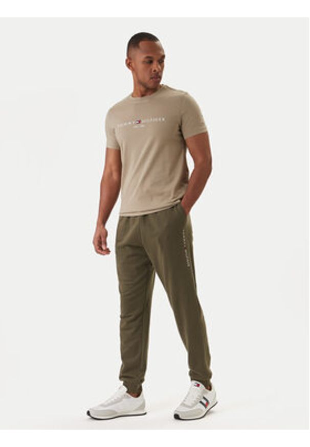 TOMMY HILFIGER - Tommy Hilfiger Spodnie dresowe UM0UM03664 Khaki Regular Fit. Kolor: brązowy. Materiał: bawełna