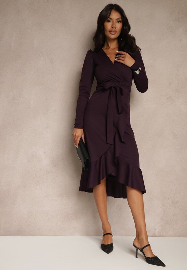Renee - Fioletowa Sukienka z Kopertowym Dekoltem Wiązana w Talii Deviara. Okazja: na co dzień. Kolor: fioletowy. Długość rękawa: długi rękaw. Typ sukienki: kopertowe. Styl: casual