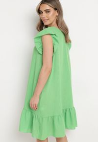 Born2be - Jasnozielona Rozkloszowana Sukienka z Falbanką na Dole i przy Rękawach Biojara. Okazja: na co dzień. Typ kołnierza: kołnierz z falbankami. Kolor: zielony. Długość rękawa: krótki rękaw. Typ sukienki: proste. Styl: casual #4