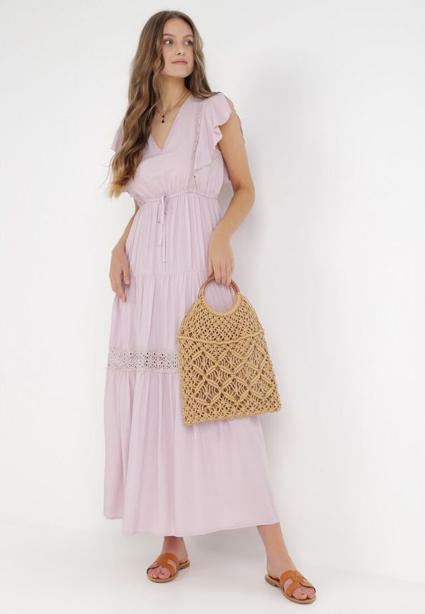 Born2be - Jasnoróżowa Sukienka Cileis. Typ kołnierza: kołnierz z falbankami. Kolor: różowy. Materiał: wiskoza, koronka. Długość rękawa: krótki rękaw. Wzór: geometria. Długość: maxi