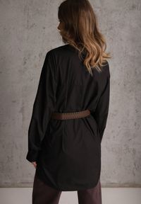 Renee - Czarna Bawełniano-Wiskozowa Koszula o Długim Kroju Oversize z Paskiem Tethys. Okazja: na co dzień. Typ kołnierza: kołnierzyk klasyczny. Kolor: czarny. Materiał: wiskoza, bawełna. Długość: długie. Styl: casual, klasyczny #2