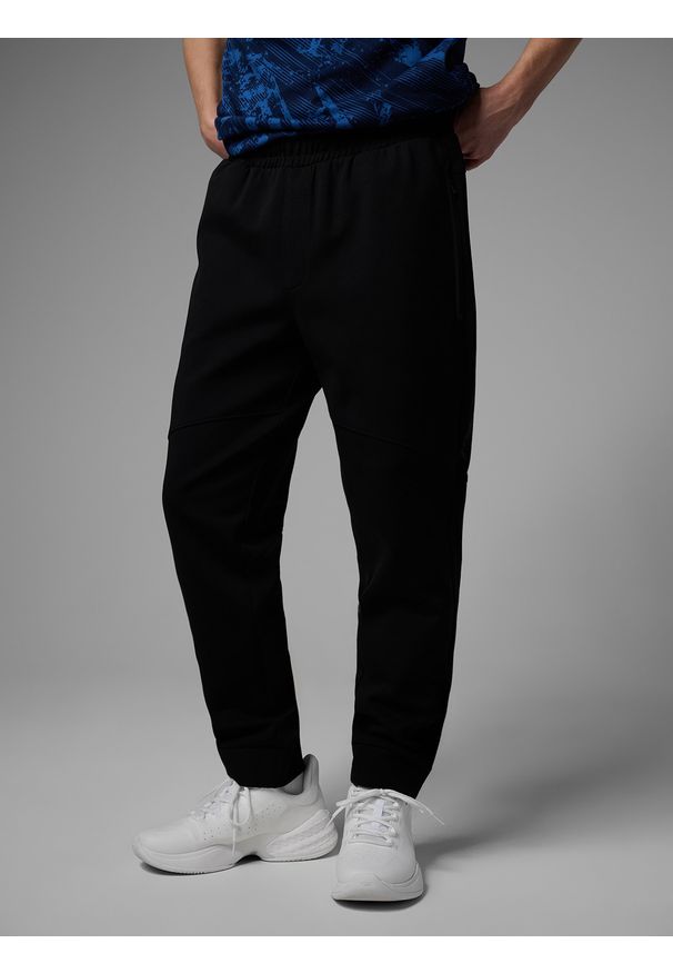 4f - 4F Spodnie dresowe joggery męskie 4F x Robert Lewandowski - czarne XL. Kolor: czarny. Materiał: dresówka. Wzór: nadruk. Sport: piłka nożna
