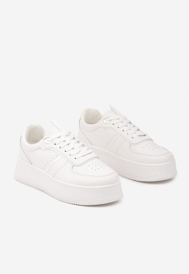 Born2be - Białe Klasyczne Sneakersy Vices na Grubej Podeszwie Torira. Okazja: na spacer, na co dzień. Nosek buta: okrągły. Zapięcie: sznurówki. Kolor: biały. Materiał: jeans. Sport: turystyka piesza