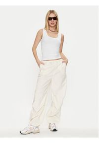 Gina Tricot Top Basic 22931 Biały Slim Fit. Kolor: biały. Materiał: bawełna #4