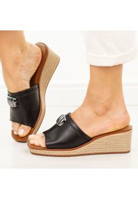 Czarne klapki damskie na koturnie Sergio Leone Kl325. Okazja: na co dzień. Kolor: czarny. Materiał: skóra. Wzór: aplikacja. Sezon: wiosna, lato. Obcas: na koturnie. Styl: elegancki, casual, wizytowy #1