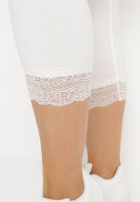 Born2be - Białe Spodnie Bawełniane Legginsy 3/4 z Koronką Amaratna. Okazja: na co dzień. Stan: podwyższony. Kolekcja: plus size. Kolor: biały. Materiał: bawełna, koronka. Wzór: koronka. Styl: elegancki, casual #6