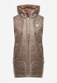 Born2be - Brązowa Pikowana Kamizelka o Długim Kroju z Nieodpinanym Kapturem i Aplikacją Koretes. Okazja: na co dzień. Kolor: brązowy. Materiał: prążkowany, poliester. Długość: długie. Wzór: aplikacja. Styl: casual #2