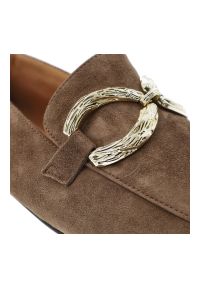 Półbuty damskie S.Barski, cholewka skóra naturalna zamszowa fason wsuwany kwadratowy nosek metalowa ozdoba na podbiciu niski stabilny obcas minimalis. Kolor: brązowy. Materiał: zamsz, skóra. Szerokość cholewki: normalna. Wzór: aplikacja. Obcas: na obcasie. Wysokość obcasa: średni #2