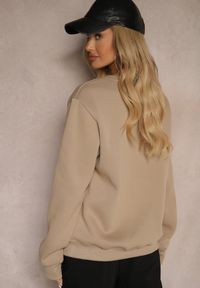 Renee - Ciemnobeżowa Bluza z Bawełną i Polarem Ozdobiona Haftowanym Napisem Radela. Kolor: beżowy. Materiał: polar, bawełna. Długość rękawa: długi rękaw. Długość: długie. Wzór: napisy, aplikacja, haft. Styl: klasyczny, elegancki #3