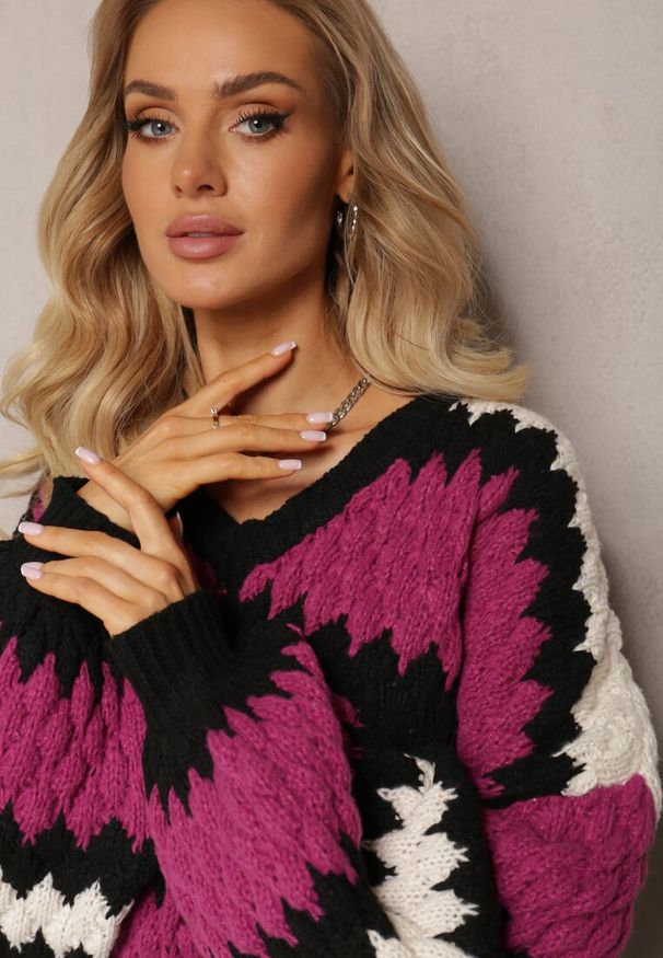Renee - Fuksjowy Oversize Sweter z Trójkątnym Dekoltem z Ozdobnej Dzianiny Klinerda. Kolor: różowy. Materiał: dzianina. Wzór: kolorowy. Sezon: zima, jesień
