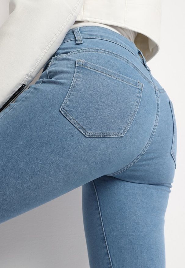 Born2be - Niebieskie Dopasowane Jeansy z Dziurami i Przetarciami Eviraes. Okazja: na co dzień. Kolor: niebieski. Styl: elegancki, casual