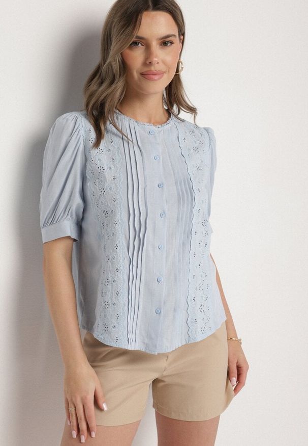 Born2be - Jasnoniebieska Wiskozowa Koszula Ozdobiona Haftem Lirevara. Kolor: niebieski. Materiał: wiskoza. Długość rękawa: krótki rękaw. Długość: krótkie. Wzór: aplikacja, haft. Styl: elegancki, klasyczny