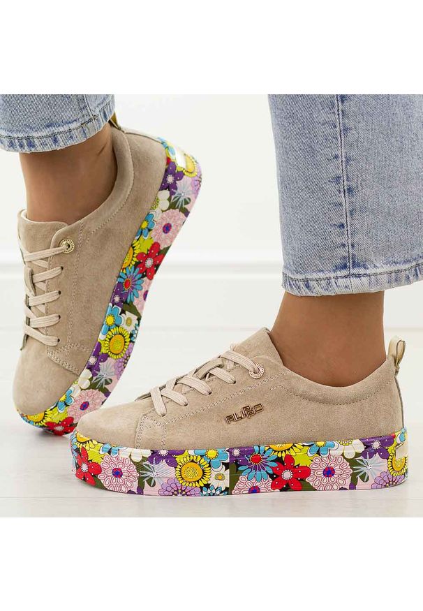 Beżowe skórzane sneakersy damskie na platformie Filippo Dp6048/26. Okazja: na spacer, na co dzień. Nosek buta: okrągły. Kolor: beżowy. Szerokość cholewki: normalna. Wzór: kolorowy, kwiaty. Materiał: zamsz, skóra. Sezon: wiosna, jesień, lato. Obcas: na platformie. Sport: turystyka piesza