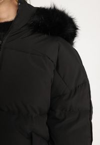 Born2be - Czarna Kurtka Oversize z Futrzanym Kapturem Vugovi. Kolor: czarny. Materiał: futro. Długość rękawa: długi rękaw. Długość: długie. Wzór: aplikacja. Sezon: zima #6