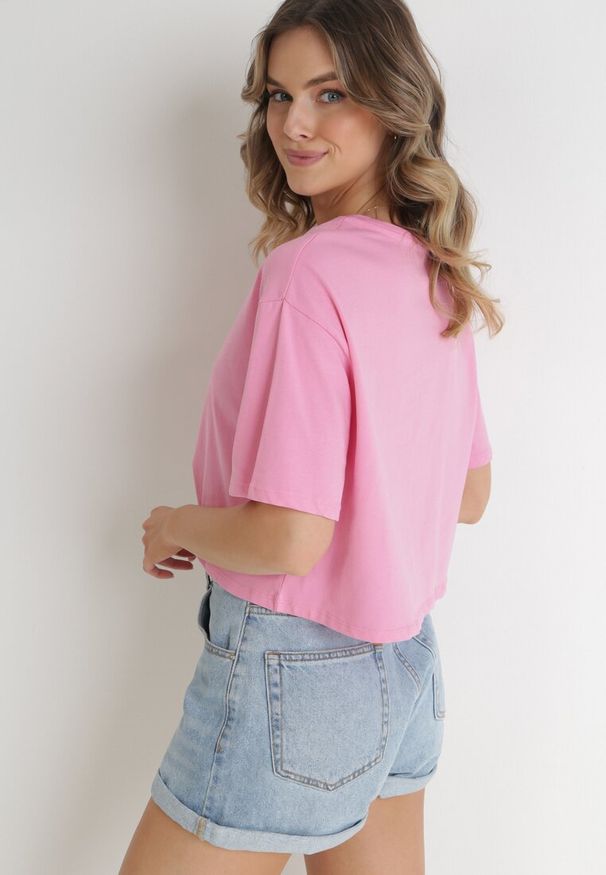 Born2be - Jasnoróżowy Krótki T-shirt Oversize Lilu. Okazja: na co dzień. Kolor: różowy. Materiał: tkanina, bawełna. Długość: krótkie. Sezon: lato, wiosna. Styl: elegancki, casual