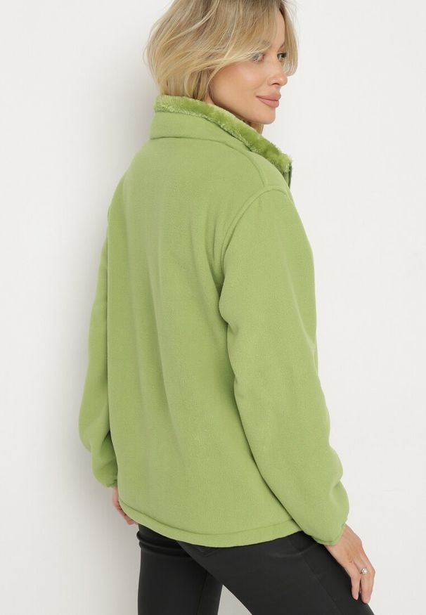 Born2be - Jasnozielony Klasyczny Polar ze Ściągaczami przy Rękawach Paradi. Okazja: na spacer, na co dzień. Kolor: zielony. Materiał: polar. Długość rękawa: długi rękaw. Długość: długie. Styl: klasyczny