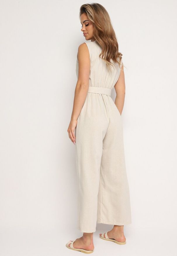 Born2be - Beżowy Kopertowy Kombinezon z Bawełny z Gumką w Talii Szerokimi Nogawkami i Paskiem Hralfrea. Okazja: na co dzień. Kolor: beżowy. Materiał: bawełna. Styl: casual, elegancki