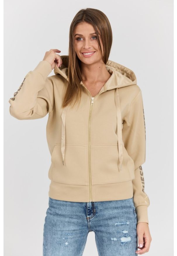 Guess - GUESS Beżowa damska bluza Hood Studs Logo, Rozmiar S. Kolor: beżowy. Materiał: wiskoza, elastan, poliester, materiał. Długość rękawa: długi rękaw. Długość: długie