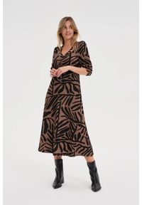 MOODO - Sukienka midi brązowa. Kolor: brązowy. Materiał: elastan, poliester. Długość: midi